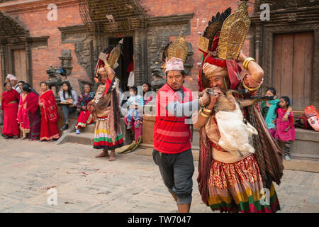 Tieropfer Zeremonie an Bisket Jatra 2018, Nepali New Year Festival. Bhaktapur, Provinz Nr. 3, Nepal, Asien Stockfoto