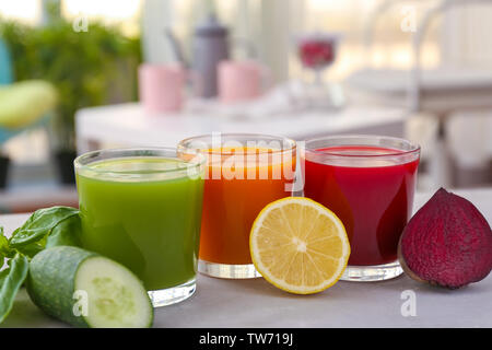 Gläser mit verschiedenen frischen Gemüsesäften auf Tisch Stockfoto