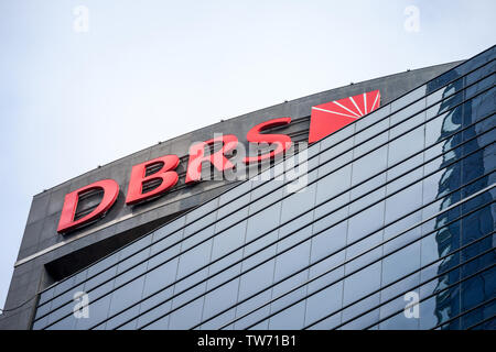 TORONTO, KANADA - 14. NOVEMBER 2018: dbrs Logo auf ihren Hauptsitz in Toronto, Ontario. DBRS ist eine kanadische Ratingagentur (CRA) Verbreitung worldwi Stockfoto