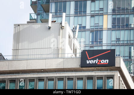 TORONTO, KANADA - 14. NOVEMBER 2018: Verizon Logo auf ihren Hauptsitz in Toronto, Ontario. Verizon ist eine US-amerikanische Telekommunikations- und Telefon corpo Stockfoto