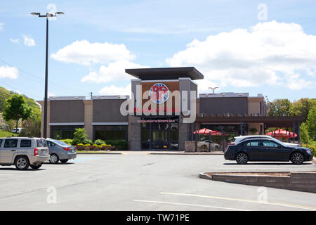 Sackville, Nova Scotia, Kanada - Juni 15, 2019: Blick über den Parkplatz eines Boston Pizza Franchise Stockfoto