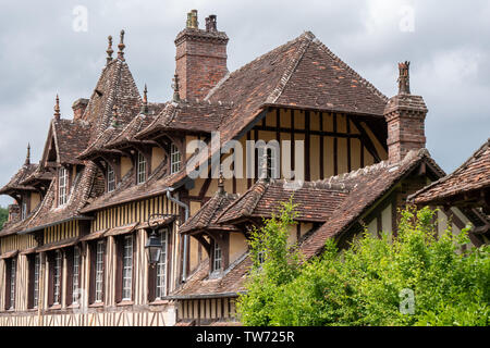 Häuser und Straßen von Lyons-La-Forêt, Normandie, Frankreich Stockfoto