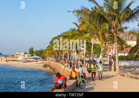 Stone Town, Zanzibar-February 28, 2019: die Menschen genießen der Stone Town Waterfront Promenade Stockfoto