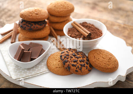 Komposition mit Haferflocken Cookies auf Tisch Stockfoto