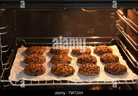 Backblech mit Chocolate Chip oatmeal Cookies im Backofen Stockfoto