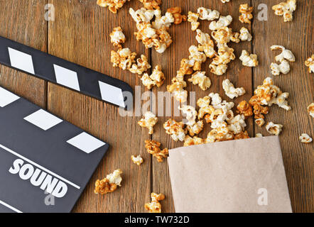 Karamell Popcorn und Film 1880 auf hölzernen Hintergrund Stockfoto