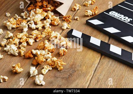 Karamell Popcorn und Film 1880 auf hölzernen Hintergrund Stockfoto