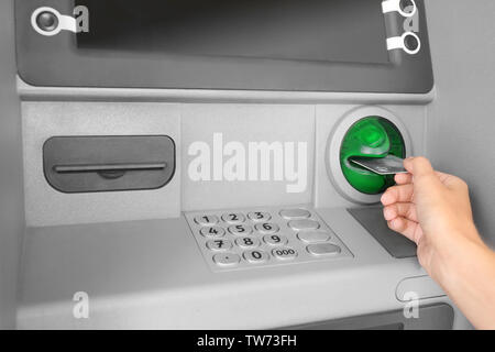 Frau einfügen Kreditkarte in Geldautomaten Stockfoto