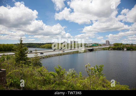 Dartmouth, Nova Scotia, Kanada - 15. Juni 2019: umlaufende Autobahn mit See und Lake Banook MicMac/ Stockfoto