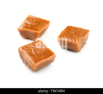 Sweet caramel Bonbons auf weißem Hintergrund Stockfoto
