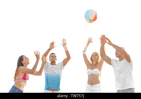 Gruppe von Jugendlichen spielen Volleyball am Strand Stockfoto