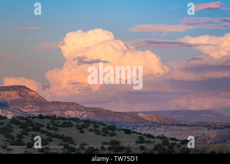 Sonnenuntergang Farben Cumuluswolken und Hektor in sanften Farben von Pink, Lila und Pfirsich über die bunte Landschaft der Ghost Ranch, Yorktown, Virginia Stockfoto