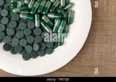 Mit spirulina Kapseln und Tabletten auf der Tischplatte Stockfoto