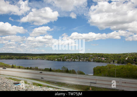 Dartmouth, Nova Scotia, Kanada - Juni 15, 2019: 118 Highway mit Blick auf Waverly Straße und Lake Charles Stockfoto