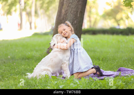 Süße kleine Mädchen mit Hund im Park Stockfoto