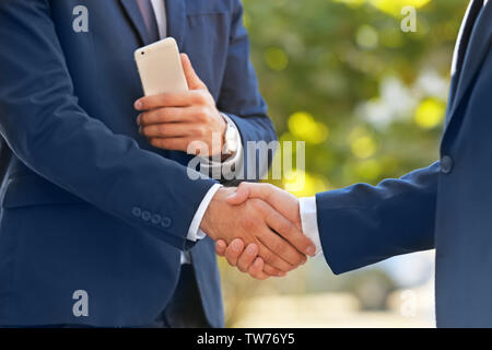 Zwei schöne und Geschäftsleute handshaking im Freien Stockfoto
