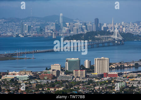Blick auf die Bay Bridge und Treasure Island und San Francisco, von den Hügeln von Berkeley, Kalifornien, USA. Stockfoto