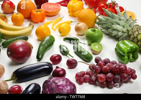 Kreative Zusammensetzung von Obst und Gemüse in Regenbogen Farben auf weißem Hintergrund Stockfoto