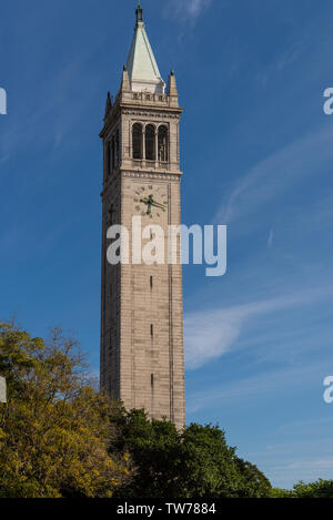 Die Sather Tower, ein Glockenturm auf dem Campus der Universität von Kalifornien, Berkeley. Berkeley, Kalifornien, USA. Stockfoto