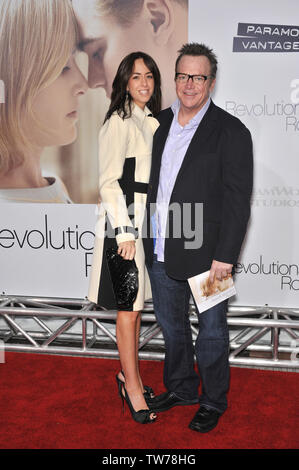 LOS ANGELES, Ca. Dezember 15, 2008: Tom Arnold & Datum bei der Weltpremiere von "Revolutionary Road" bei Mann Dorf Theater, Westwood. © 2008 Paul Smith/Featureflash Stockfoto