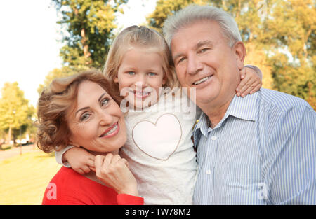 Ältere Paare mit Enkeltochter in Park Stockfoto