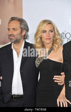 LOS ANGELES, Ca. Dezember 15, 2008: Kate Winslet & Mann Regisseur Sam Mendes bei der Weltpremiere des neuen Films "Revolutionary Road" bei Mann Dorf Theater, Westwood. © 2008 Paul Smith/Featureflash Stockfoto