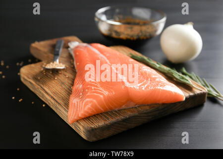 Frisches Lachsfilet und Zutaten für die Marinade auf Tisch Stockfoto