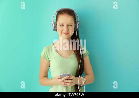 Cute Teenager Mädchen Musik auf farbigen Hintergrund Stockfoto