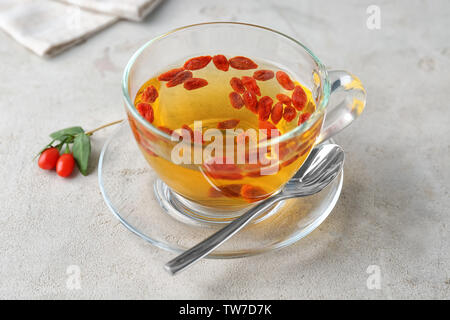 Tasse mit goji Kaffee auf Tisch Stockfoto