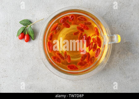 Tasse mit goji Kaffee auf Tisch Stockfoto