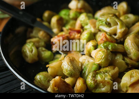 Pfanne mit gebratener Rosenkohl mit Speck, Nahaufnahme Stockfoto