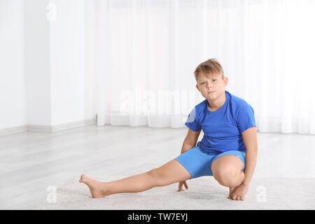 Übergewichtige junge Training zu Hause Stockfoto