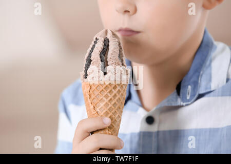 Übergewichtige junge Eis essen auf unscharfen Hintergrund, Nahaufnahme Stockfoto