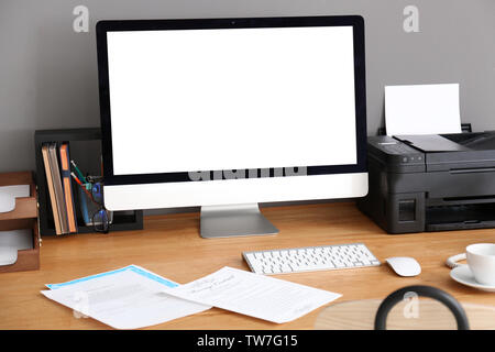 Komfortabler Arbeitsplatz mit Computer Monitor auf dem Tisch im Büro Stockfoto