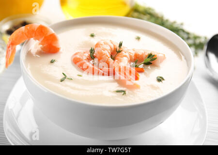 Schüssel mit lecker Garnelen creme Suppe am Tisch, Nahaufnahme Stockfoto