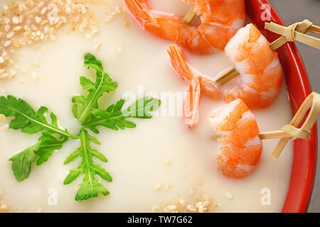 Schüssel mit lecker Garnelen creme Suppe, Nahaufnahme Stockfoto