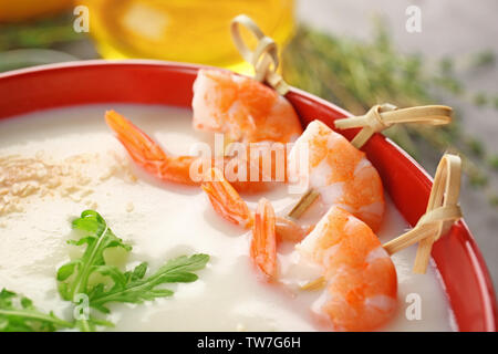 Schüssel mit lecker Garnelen creme Suppe, Nahaufnahme Stockfoto