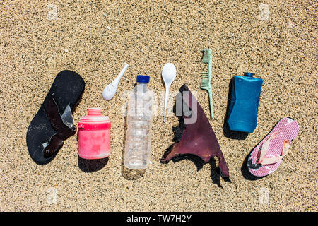 Verschiedene Arten von Plastikmüll am Strand gesammelt. Mit Löffel, Gummi Schuhe, verschiedene Flaschen, Styropor. Umweltverschmutzung problem Stockfoto