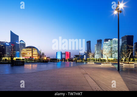 leere Marmorboden mit Stadtbild und Skyline von hangzhou Stockfoto