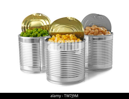 Blechdosen mit verschiedenen Speisen auf weißem Hintergrund öffnen Stockfoto