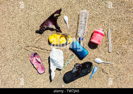 Verschiedene Arten von Plastikmüll am Strand gesammelt. Mit Löffel, Gummi Schuhe, verschiedene Flaschen, Styropor. Umweltverschmutzung problem Stockfoto