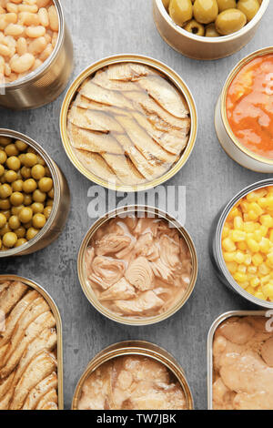 Blechdosen mit verschiedenen Lebensmitteln auf die Tabelle öffnen Stockfoto