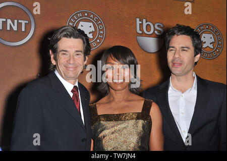 LOS ANGELES, Ca. Dezember 18, 2008: SAG-Präsident Alan Rosenberg (links) mit Angela Bassett & Eric McCormack auf die Nominierungen für die 15. jährlichen Screen Actors Guild Awards im Pacific Design Center, Los Angeles. © 2008 Paul Smith/Featureflash Stockfoto