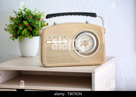 Retro Radio auf den Tisch im Zimmer Stockfoto