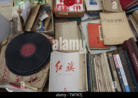 Aufzeichnungen und alten Zeitungen, Zeitschriften und Magazine in der verwendeten Buch Markt verkauft. Stockfoto