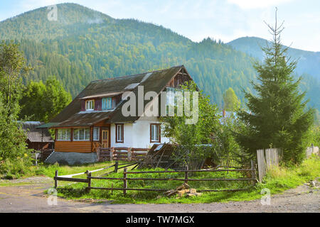 Ansicht des Hauses in den Bergen an einem sonnigen Tag Stockfoto