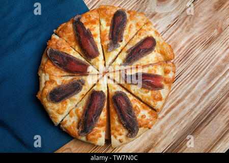 Lecker khachapuri mit Pferdefleisch auf hölzernen Tisch Stockfoto