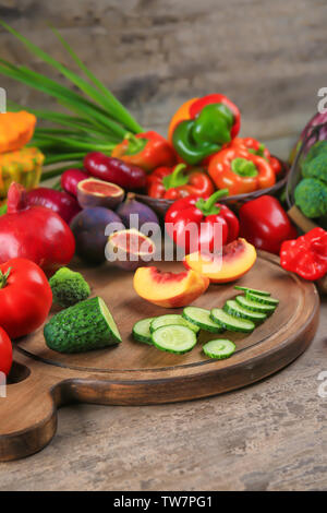 Zusammensetzung mit verschiedenen Obst und Gemüse auf den Tisch Stockfoto