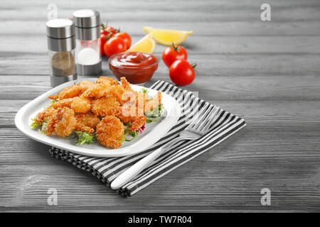 Mit leckeren Shrimps Warenkorb auf der Tischplatte Stockfoto