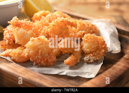 Vorstand mit leckeren Shrimps Korb, Nahaufnahme Stockfoto